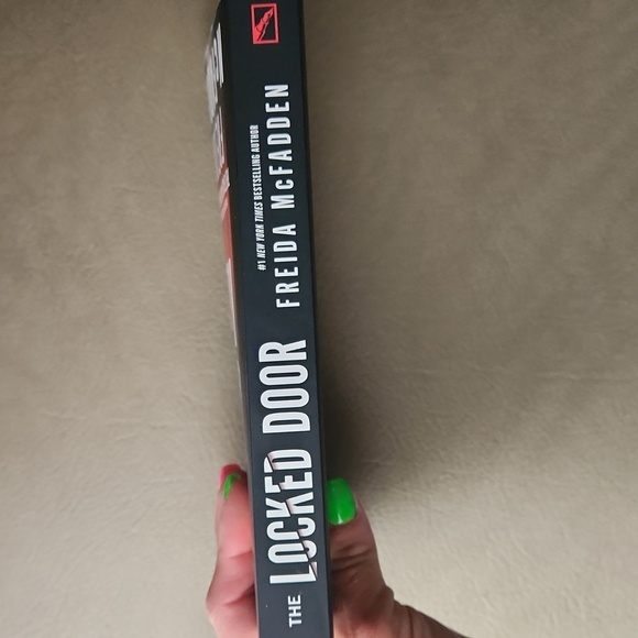 3/$13 Or 4/$16 The Locked Door' Book - Freida McFadden - Picture 3 of 3
